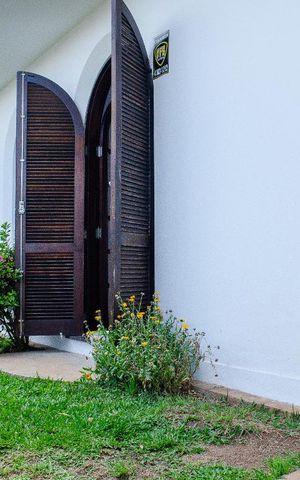 Casa à venda com 264m², 4 quartos e 2 vagas Casa à venda com 264m², 4 quartos e 2 vagasEntrada