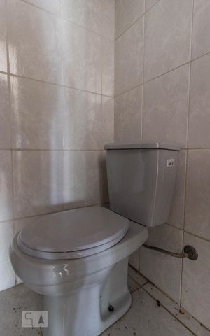 Casa para alugar com 350m², 3 quartos e 4 vagas Casa para alugar com 350m², 3 quartos e 4 vagasBanheiro de Serviço