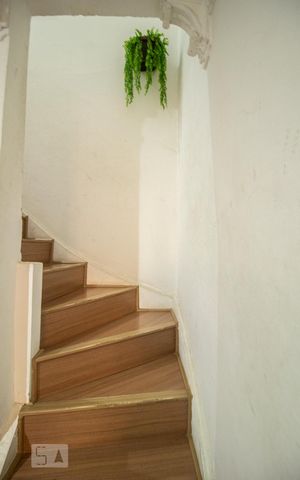 Apartamento à venda com 124m², 12 quartos e sem vaga Apartamento à venda com 124m², 12 quartos e sem vagaEscada