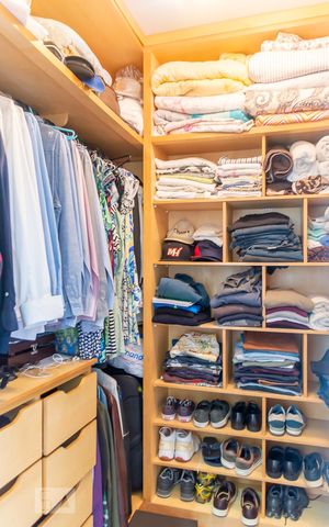Apartamento à venda com 136m², 3 quartos e 2 vagas Apartamento à venda com 136m², 3 quartos e 2 vagasCloset da suíte
