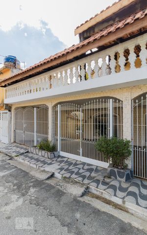 Casa à venda com 240m², 4 quartos e 3 vagas Casa à venda com 240m², 4 quartos e 3 vagasFachada