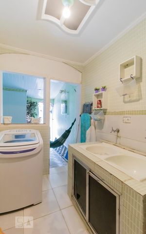 Casa à venda com 240m², 4 quartos e 3 vagas Casa à venda com 240m², 4 quartos e 3 vagasÁrea de Serviço