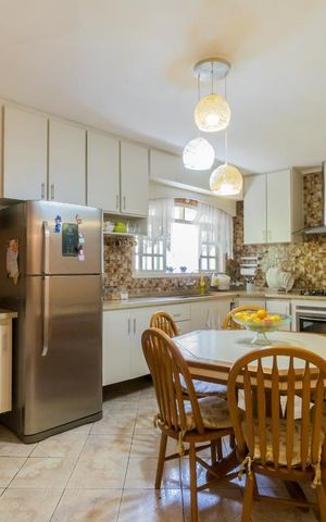 Casa à venda com 240m², 4 quartos e 3 vagas Casa à venda com 240m², 4 quartos e 3 vagasCozinha