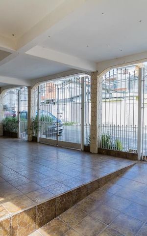Casa à venda com 240m², 4 quartos e 3 vagas Casa à venda com 240m², 4 quartos e 3 vagasGaragem