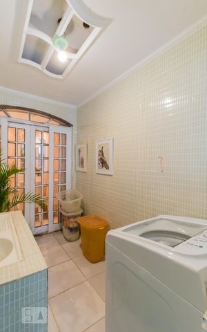 Casa à venda com 240m², 4 quartos e 3 vagas Casa à venda com 240m², 4 quartos e 3 vagasÁrea de Serviço