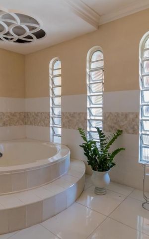 Casa à venda com 240m², 4 quartos e 3 vagas Casa à venda com 240m², 4 quartos e 3 vagasBanheiro da Suíte 2