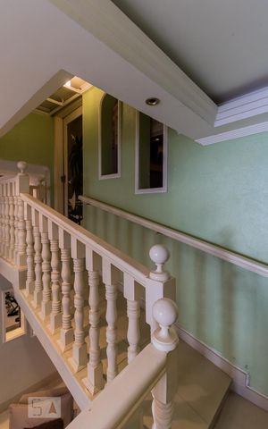 Casa à venda com 240m², 4 quartos e 3 vagas Casa à venda com 240m², 4 quartos e 3 vagasEscada