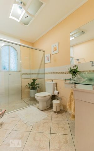 Casa à venda com 240m², 4 quartos e 3 vagas Casa à venda com 240m², 4 quartos e 3 vagasBanheiro