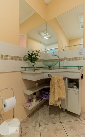 Casa à venda com 240m², 4 quartos e 3 vagas Casa à venda com 240m², 4 quartos e 3 vagasBanheiro