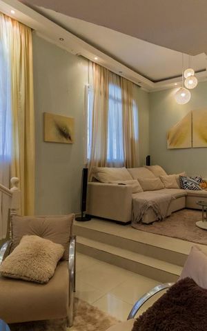Casa à venda com 240m², 4 quartos e 3 vagas Casa à venda com 240m², 4 quartos e 3 vagasSala de Estar