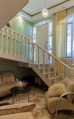 Casa à venda com 240m², 4 quartos e 3 vagas Casa à venda com 240m², 4 quartos e 3 vagasSala de Estar