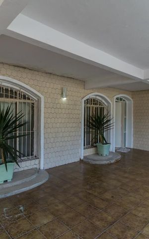 Casa à venda com 240m², 4 quartos e 3 vagas Casa à venda com 240m², 4 quartos e 3 vagasGaragem