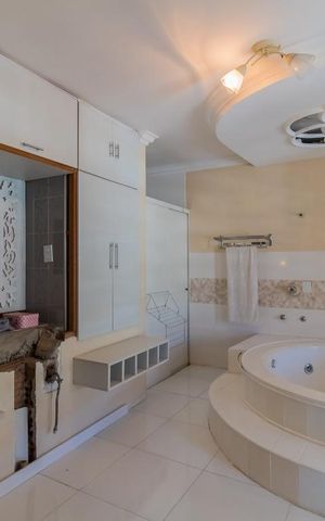 Casa à venda com 240m², 4 quartos e 3 vagas Casa à venda com 240m², 4 quartos e 3 vagasBanheiro da Suíte 2