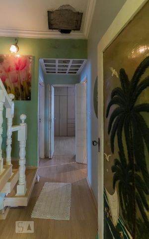 Casa à venda com 240m², 4 quartos e 3 vagas Casa à venda com 240m², 4 quartos e 3 vagasCorredor