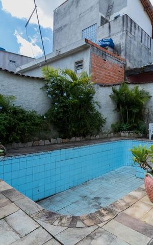 Casa à venda com 240m², 4 quartos e 3 vagas Casa à venda com 240m², 4 quartos e 3 vagasÁrea Externa