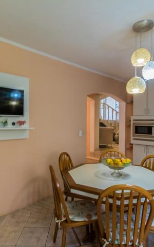 Casa à venda com 240m², 4 quartos e 3 vagas Casa à venda com 240m², 4 quartos e 3 vagasCozinha