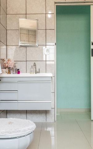 Casa à venda com 180m², 4 quartos e 4 vagas Casa à venda com 180m², 4 quartos e 4 vagasCasa 1 - Banheiro