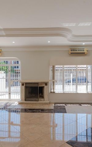 Casa à venda com 320m², 4 quartos e 4 vagas Casa à venda com 320m², 4 quartos e 4 vagasSala
