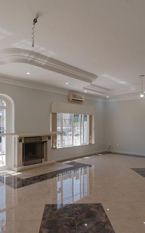 Casa à venda com 320m², 4 quartos e 4 vagas Casa à venda com 320m², 4 quartos e 4 vagasSala