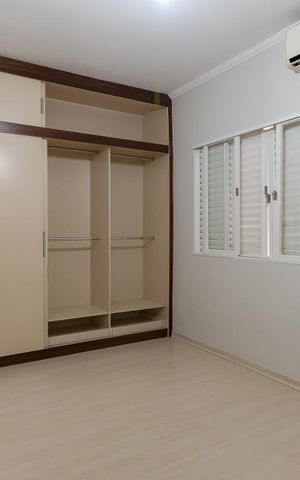 Casa à venda com 320m², 4 quartos e 4 vagas Casa à venda com 320m², 4 quartos e 4 vagasSuíte