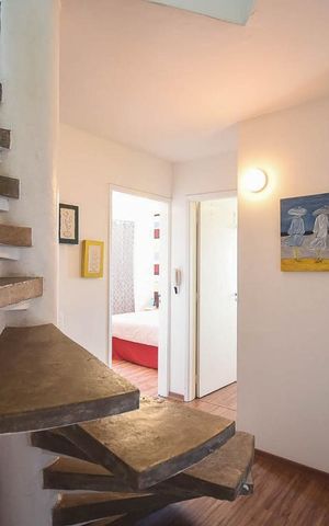Apartamento à venda com 92m², 2 quartos e 2 vagas Apartamento à venda com 92m², 2 quartos e 2 vagasEscada