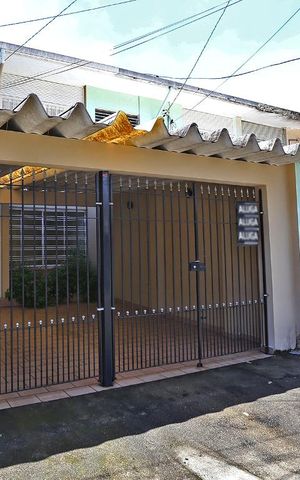 Casa à venda com 182m², 3 quartos e 2 vagasFachada