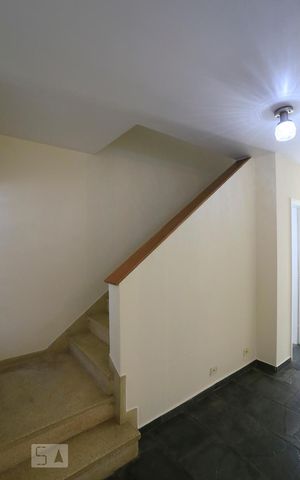 Casa à venda com 182m², 3 quartos e 2 vagasEscada