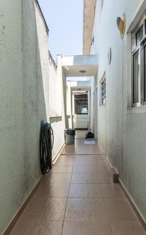 Casa à venda com 235m², 5 quartos e 2 vagas Casa à venda com 235m², 5 quartos e 2 vagasCorredor externo