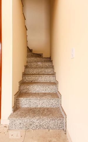 Casa de condomínio à venda com 53m², 1 quarto e sem vaga Casa de condomínio à venda com 53m², 1 quarto e sem vagaEscada