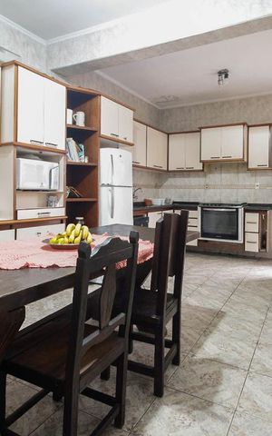 Casa à venda com 210m², 4 quartos e 2 vagas Casa à venda com 210m², 4 quartos e 2 vagasCozinha