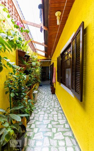 Casa à venda com 70m², 2 quartos e 2 vagas Casa à venda com 70m², 2 quartos e 2 vagasCorredor