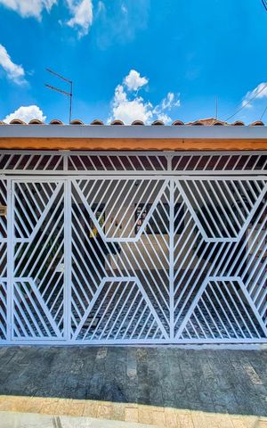 Casa à venda com 70m², 2 quartos e 2 vagas Casa à venda com 70m², 2 quartos e 2 vagasFachada