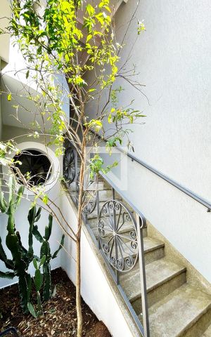 Casa à venda com 181m², 3 quartos e 4 vagas Casa à venda com 181m², 3 quartos e 4 vagasEscada