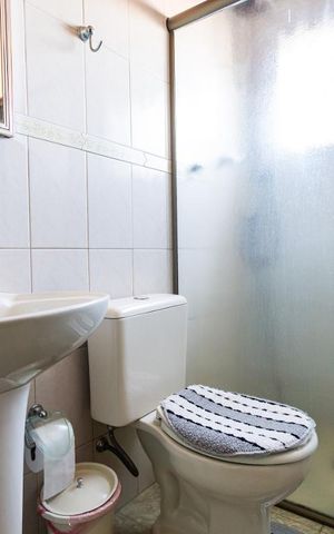 Casa à venda com 150m², 3 quartos e 2 vagas Casa à venda com 150m², 3 quartos e 2 vagasBanheiro