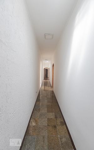 Casa para alugar com 280m², 3 quartos e sem vaga Casa para alugar com 280m², 3 quartos e sem vagaCorredor
