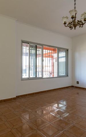 Casa à venda com 150m², 2 quartos e sem vaga Casa à venda com 150m², 2 quartos e sem vagaSala