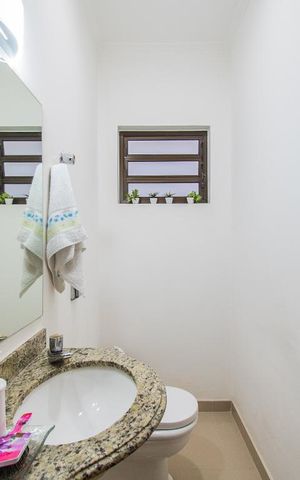 Casa à venda com 200m², 3 quartos e 3 vagasBanheiro 3
