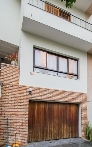 Casa à venda com 200m², 3 quartos e 3 vagasFachada