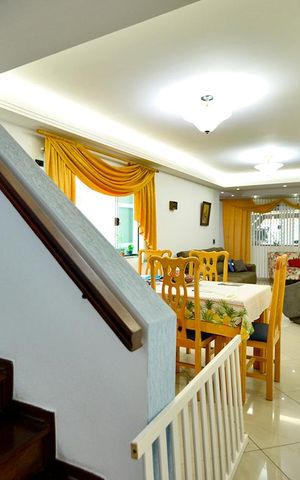 Casa à venda com 220m², 3 quartos e 2 vagasSala