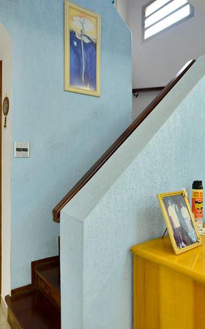 Casa à venda com 220m², 3 quartos e 2 vagasEscada