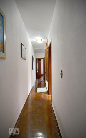 Casa à venda com 220m², 3 quartos e 2 vagasCorredor