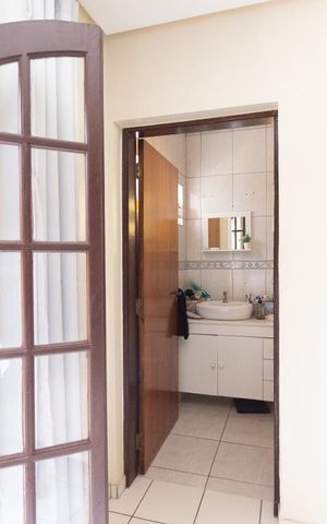 Casa à venda com 150m², 3 quartos e 2 vagas Casa à venda com 150m², 3 quartos e 2 vagasQuarto