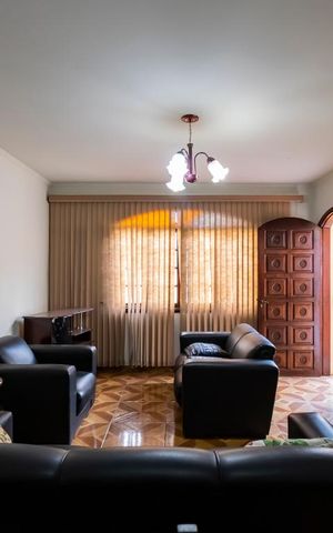 Casa à venda com 220m², 3 quartos e 2 vagasSala
