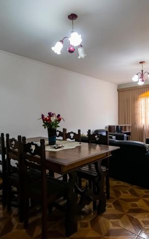 Casa à venda com 220m², 3 quartos e 2 vagasSala