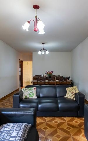 Casa à venda com 220m², 3 quartos e 2 vagasSala