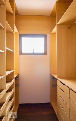 Apartamento à venda com 330m², 4 quartos e 4 vagas Apartamento à venda com 330m², 4 quartos e 4 vagasCloset - Suíte 1