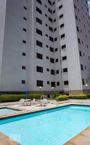 Apartamento à venda com 330m², 4 quartos e 4 vagas Apartamento à venda com 330m², 4 quartos e 4 vagasÁrea comum - Piscina