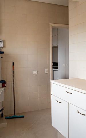 Apartamento à venda com 330m², 4 quartos e 4 vagas Apartamento à venda com 330m², 4 quartos e 4 vagasÁrea de Serviço