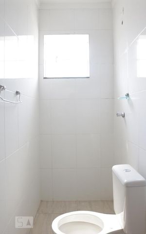 Casa de condomínio à venda com 60m², 2 quartos e sem vaga Casa de condomínio à venda com 60m², 2 quartos e sem vagaDetalhe do Banheiro da Suite 1