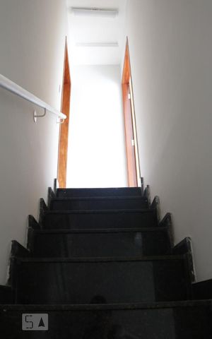 Casa de condomínio à venda com 60m², 2 quartos e sem vaga Casa de condomínio à venda com 60m², 2 quartos e sem vagaescada acesso aos dormitórios